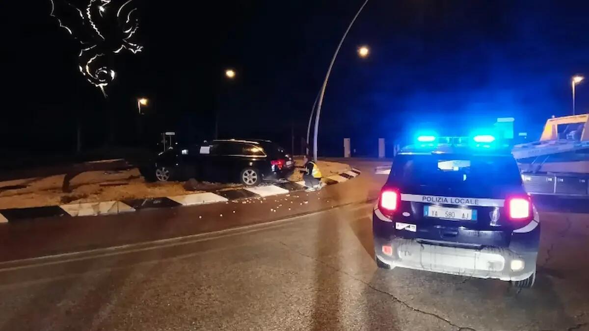 Si schianta con l'auto e finisce sulla rotatoria: guidava con tasso alcolemico 5 volte oltre il limite - 
