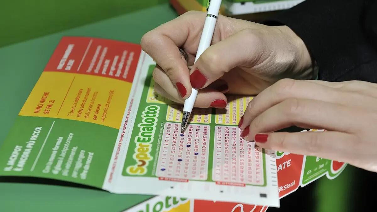 Vince 88 milioni al SuperEnalotto, ma l'ex moglie chiede la metà: battaglia legale in tribunale - 