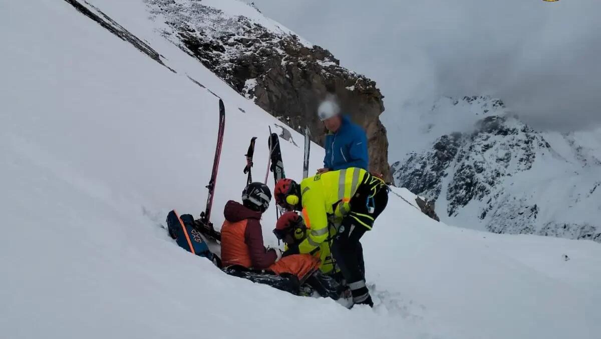 Scialpinista ferita dopo una caduta durante la discesa: recuperata con l'elicottero - 