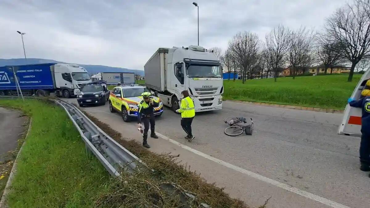 Ciclista travolta da un camion alla rotatoria: trasportata in ospedale in codice giallo - 