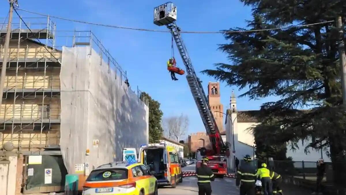 Operaio si sente male sull’impalcatura, salvato dai vigili del fuoco con l'autoscala - 