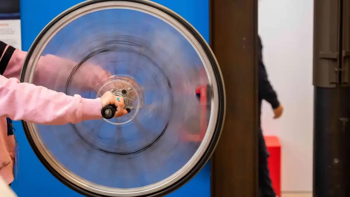 Scopri il principio di conservazione del momento angolare a Pordenone - 