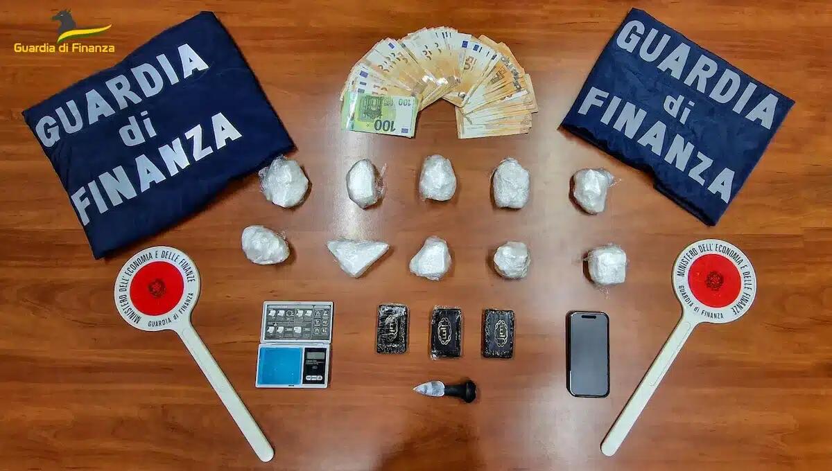 Beccato con la coca in auto, gli viene perquisita la casa: trovati quasi 1,5kg di droga, arrestato pusher - 