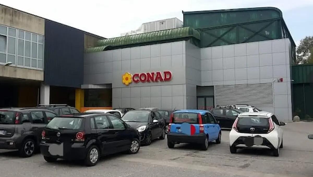 La donna investita nel parcheggio del supermercato non ce l'ha fatta - 