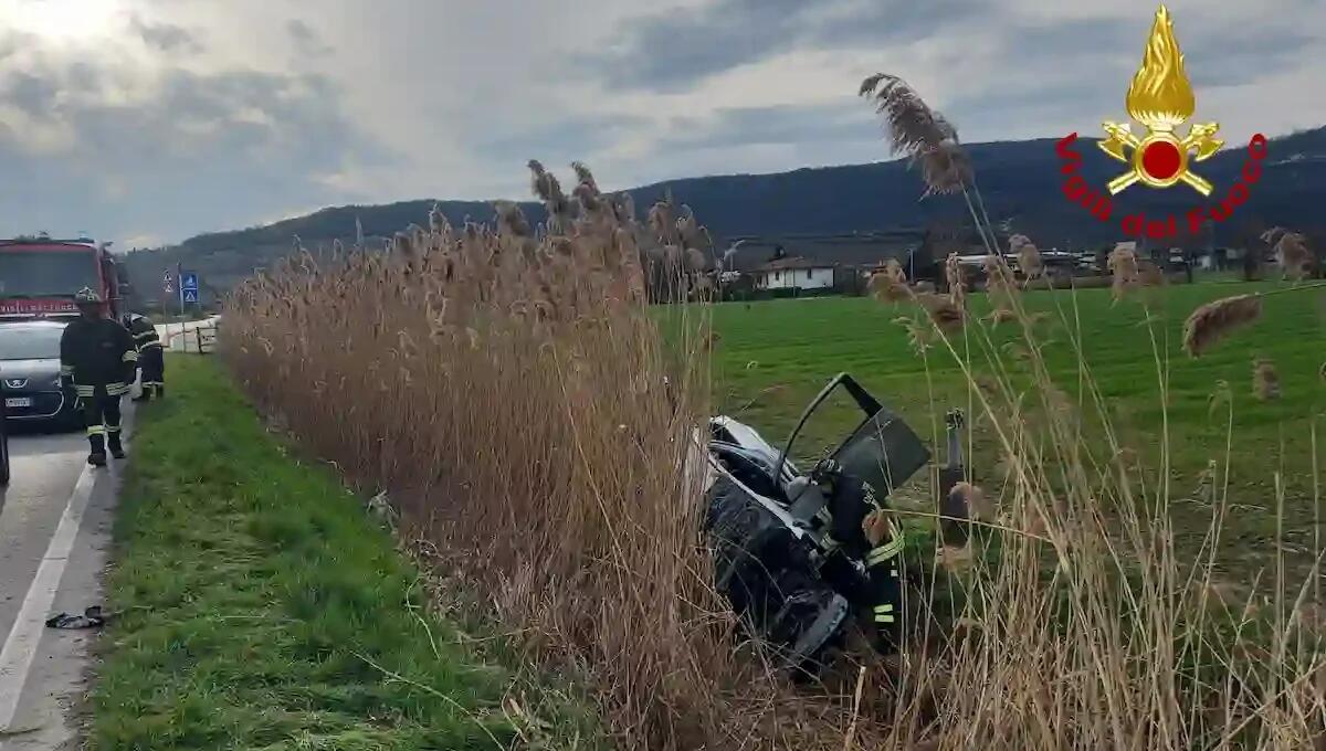 Perde il controllo dell'auto e finisce in un campo agricolo: ferita la conducente - 