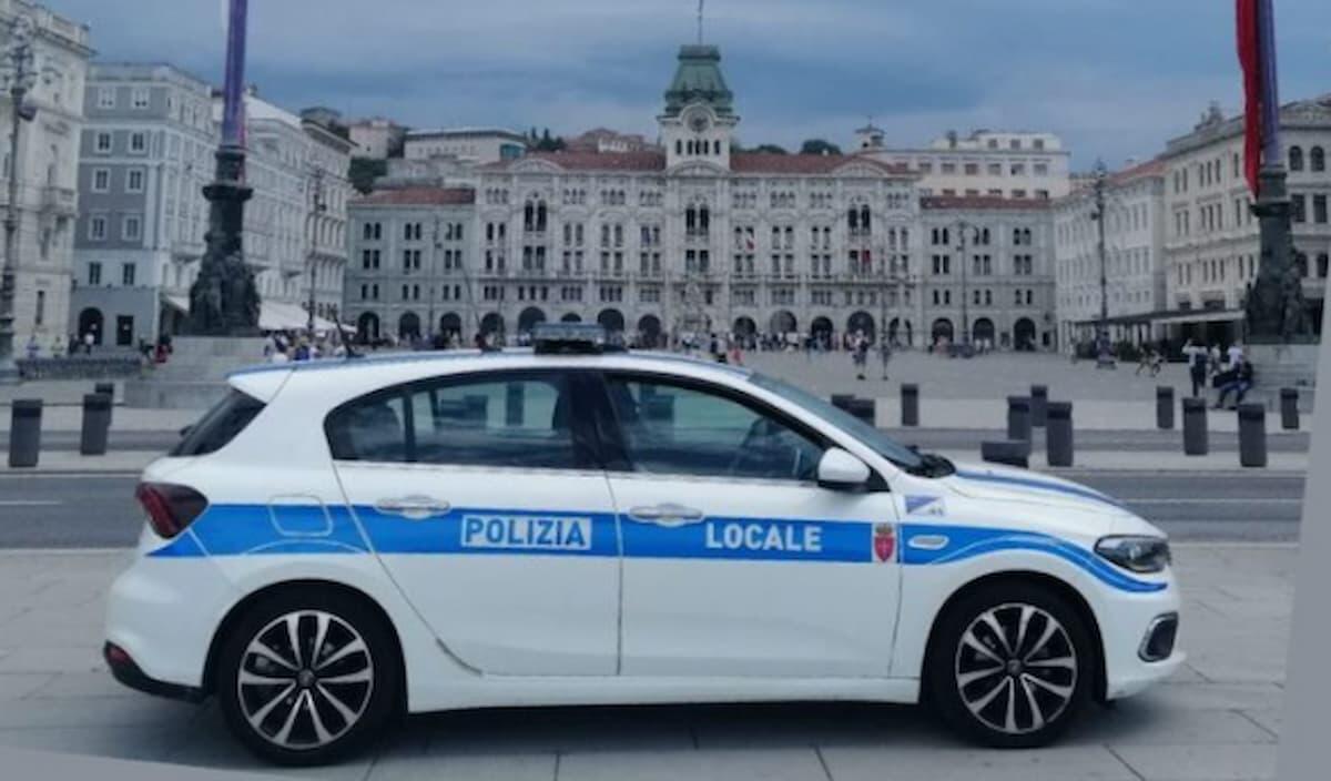 Scontro tra due auto a un incrocio cittadino, nessun ferito: traffico rallentato - 