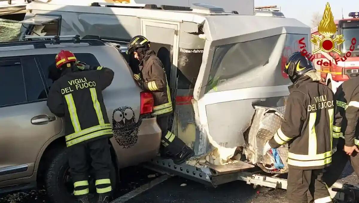 Incidente in A4, scontro tra due camion e un'auto con roulotte: due feriti, morto un cane - 