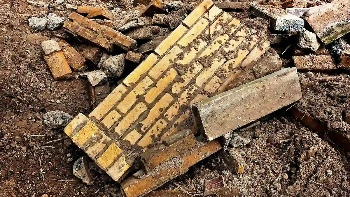 Crolla muro per le forti piogge, strada chiusa e disagi al traffico: obbligo di riparazione per i proprietari -