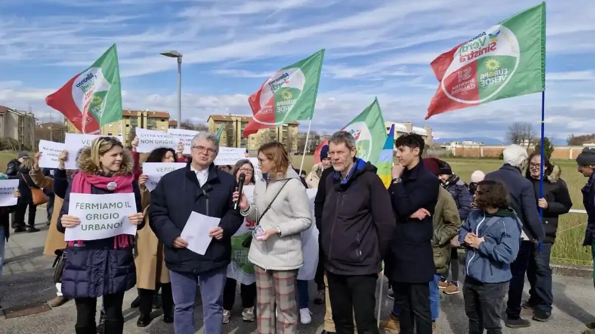 "Il suolo non è una merce, è vita": a Treviso flashmob e proteste contro l'urbanizzazione selvaggia -