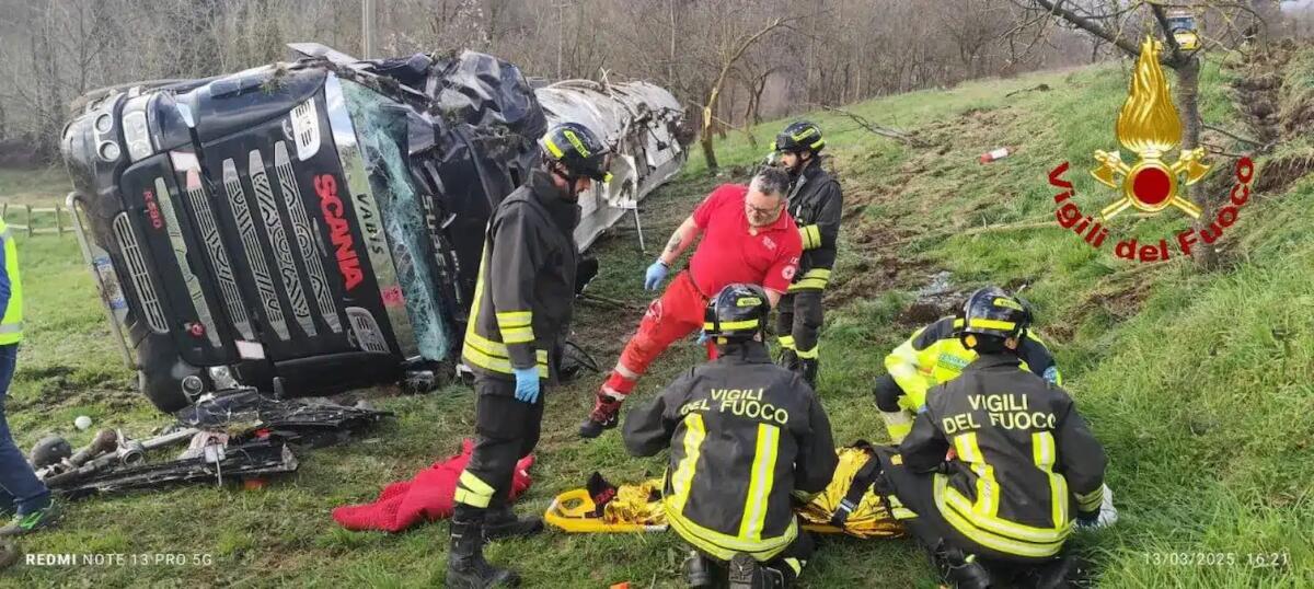 Autocisterna carica di latte si ribalta e l'autista resta intrappolato nella cabina - 