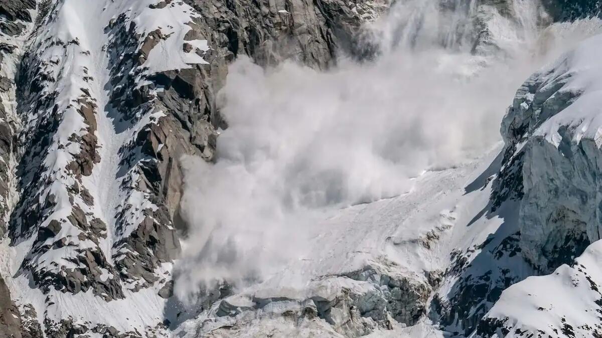 Un'altra tragica valanga in montagna: 59enne trovato morto sotto la neve mentre sciava con il fratello - 