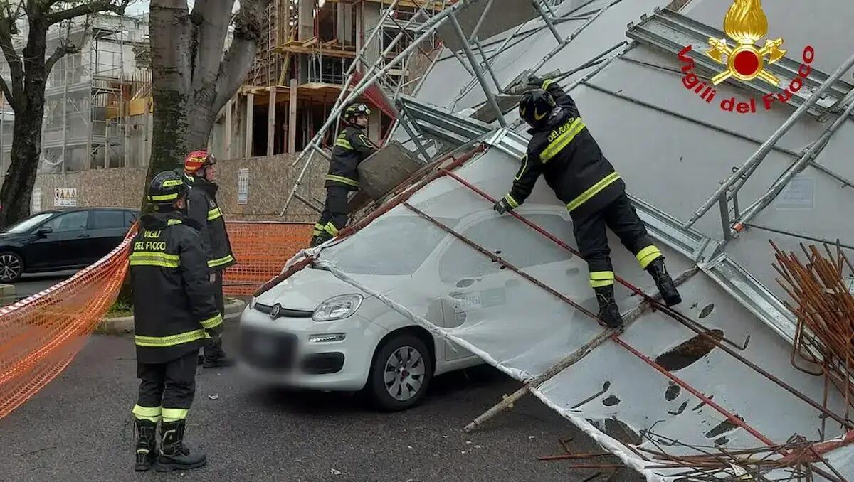 Attimi di paura a Trieste: l'impalcatura di un cantiere crolla su un'auto - 
