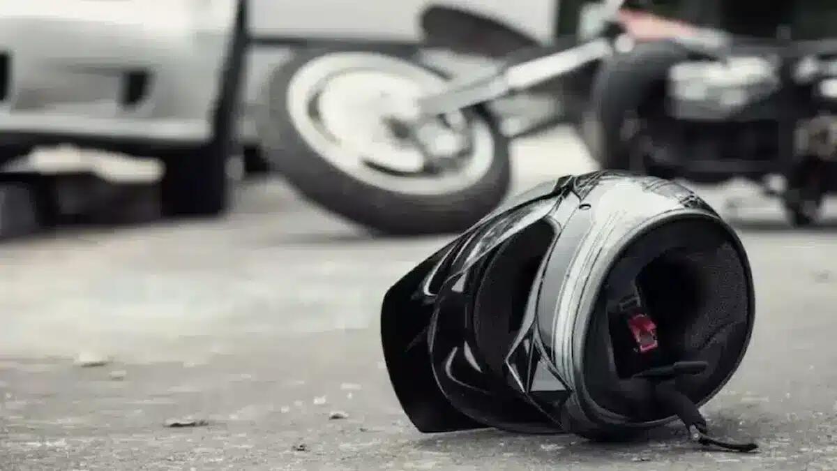 Tremendo scontro auto-moto: centauro 18enne in bilico tra la vita e la morte - 