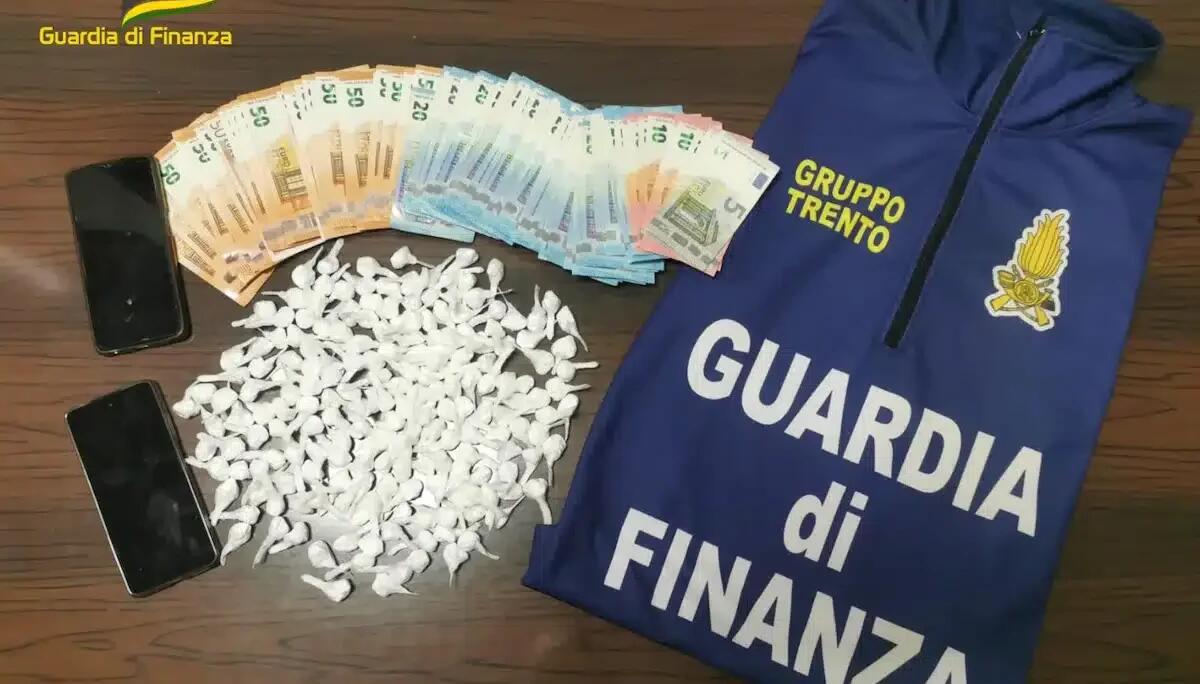 Nascondeva 91 dosi di cocaina in un calzino: arrestato spacciatore tunisino 43enne - 