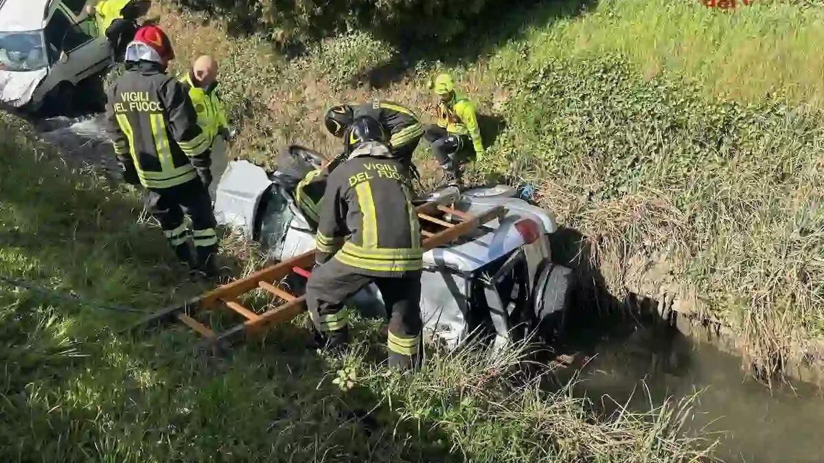 Auto si scontrano e finiscono in un fossato d'acqua: tre feriti bloccati nei veicoli, uno elitrasportato -