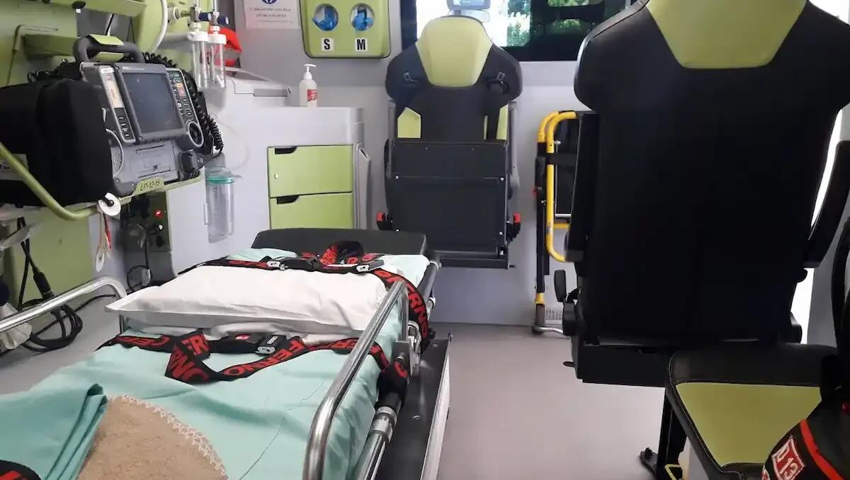 Scontro tra auto e furgone, ignorato il semaforo rosso: ferita una donna - 