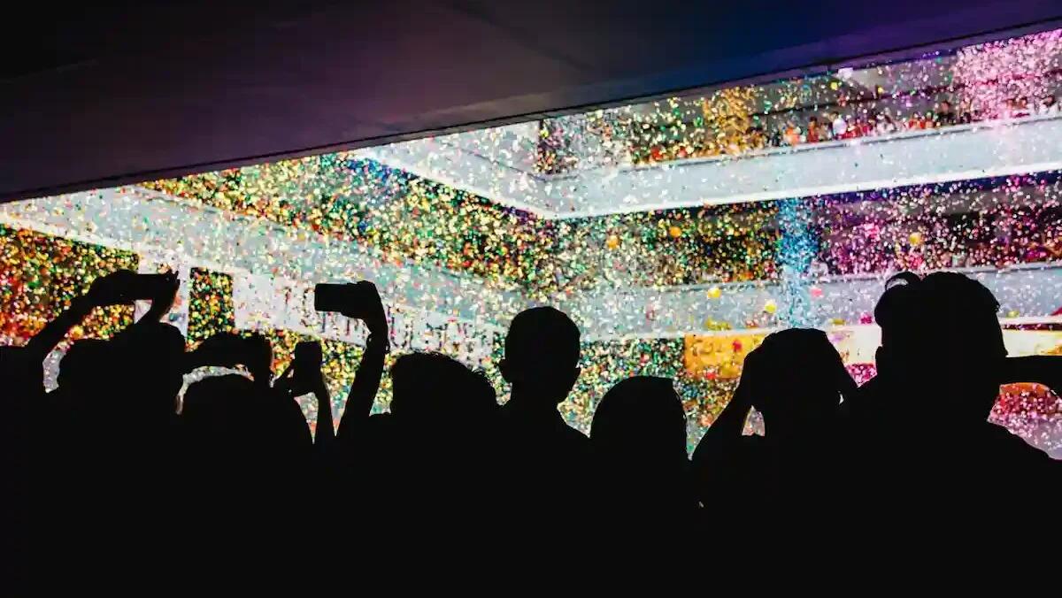 Esplosione durante il concerto di Carnevale, ferito un tecnico del suono: indagini in corso - 