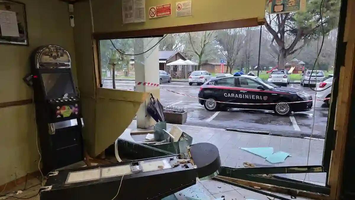 Furto nella notte in una tabaccheria, assalto con furgone-ariete: danni per 10mila euro - 