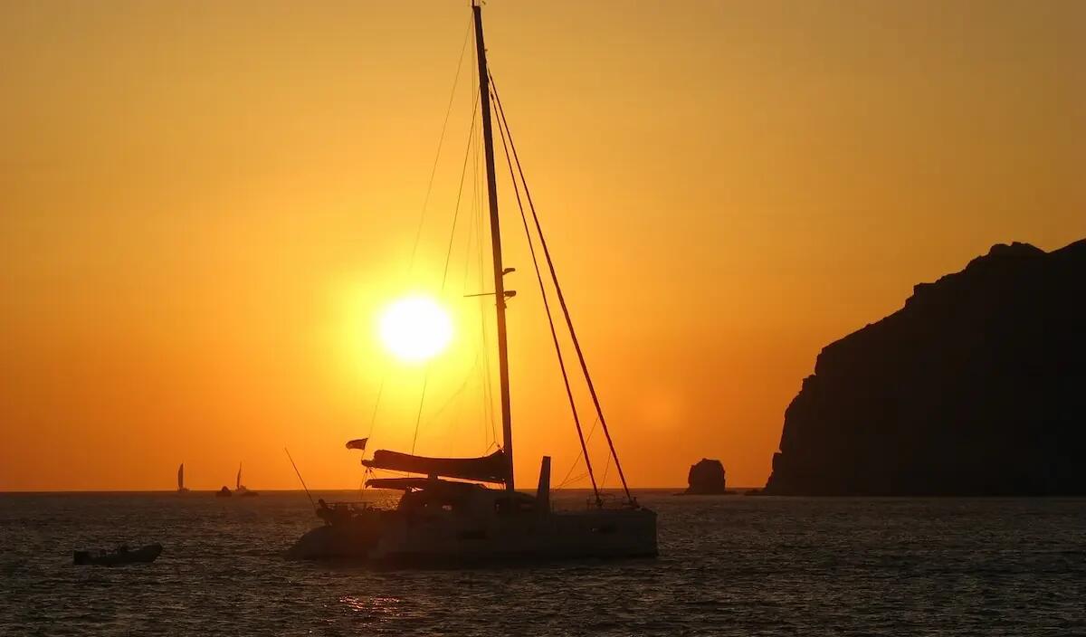 Vacanze in catamarano con skipper noleggiato: esplorare il mare in totale libertà e sicurezza - 