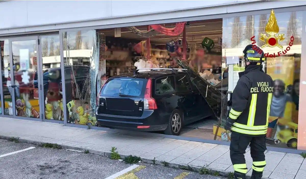 Paura a Reana del Rojale: un'auto sfonda la vetrina e piomba nel negozio di giocattoli - 