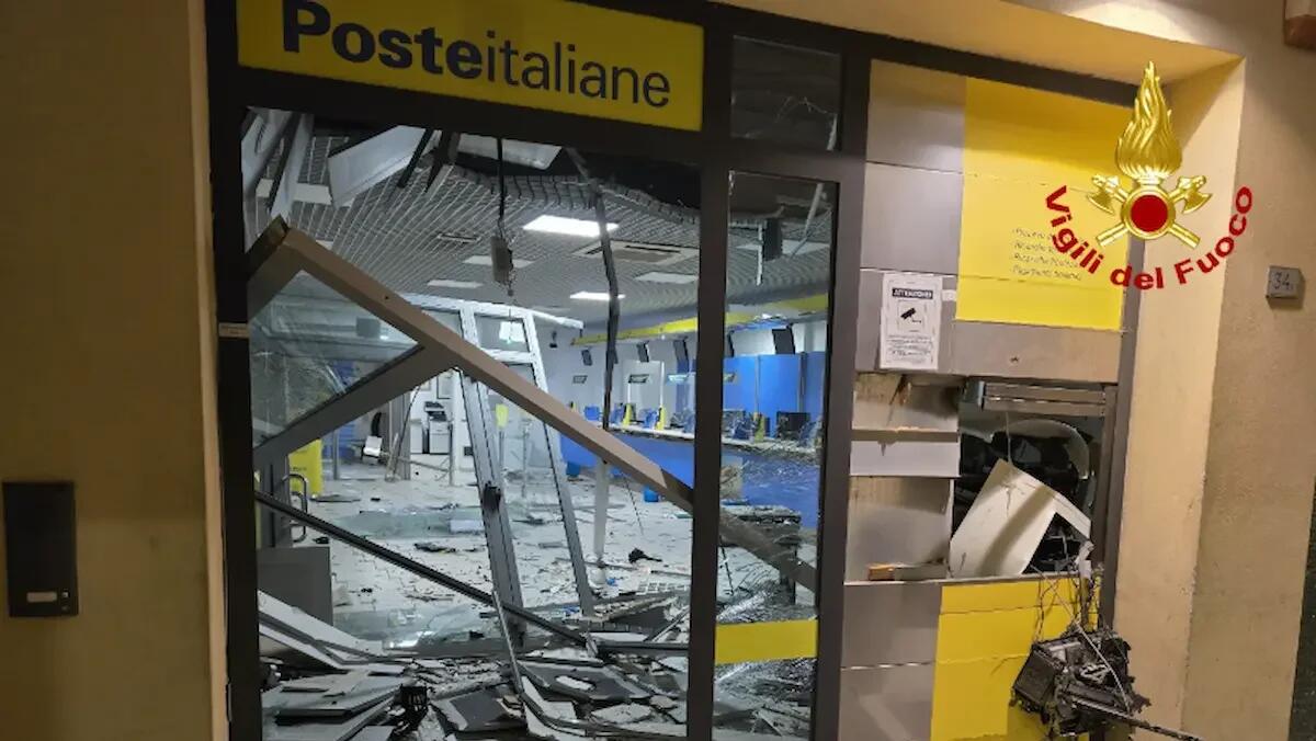 Due bancomat fatti saltare in aria nella notte: ufficio postale distrutto, paura tra i residenti evacuati - 