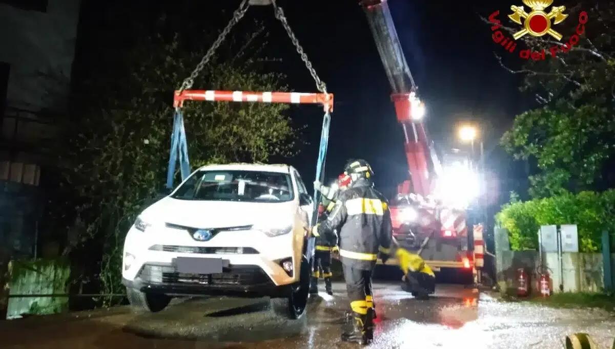 Auto ibrida incastrata in bilico tra fossato e strada: messa in sicurezza con la gru - 