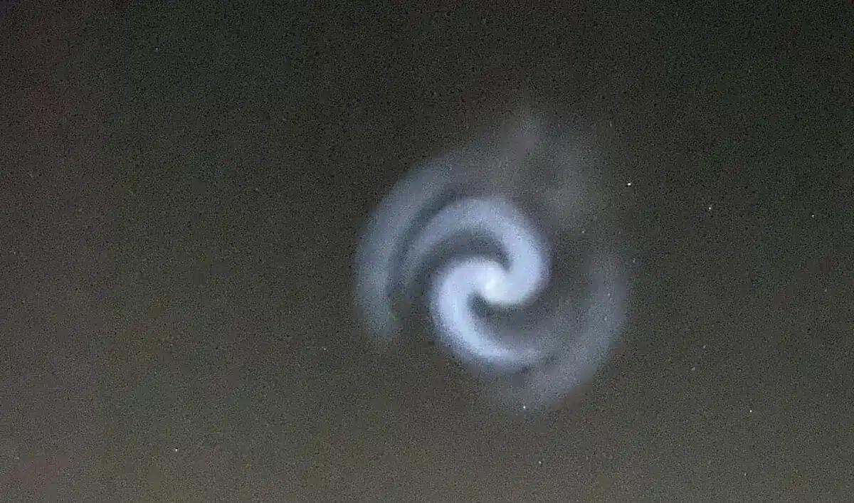 Spirale luminosa nel cielo, avvistata anche a Nord Est. Di cosa si tratta - 