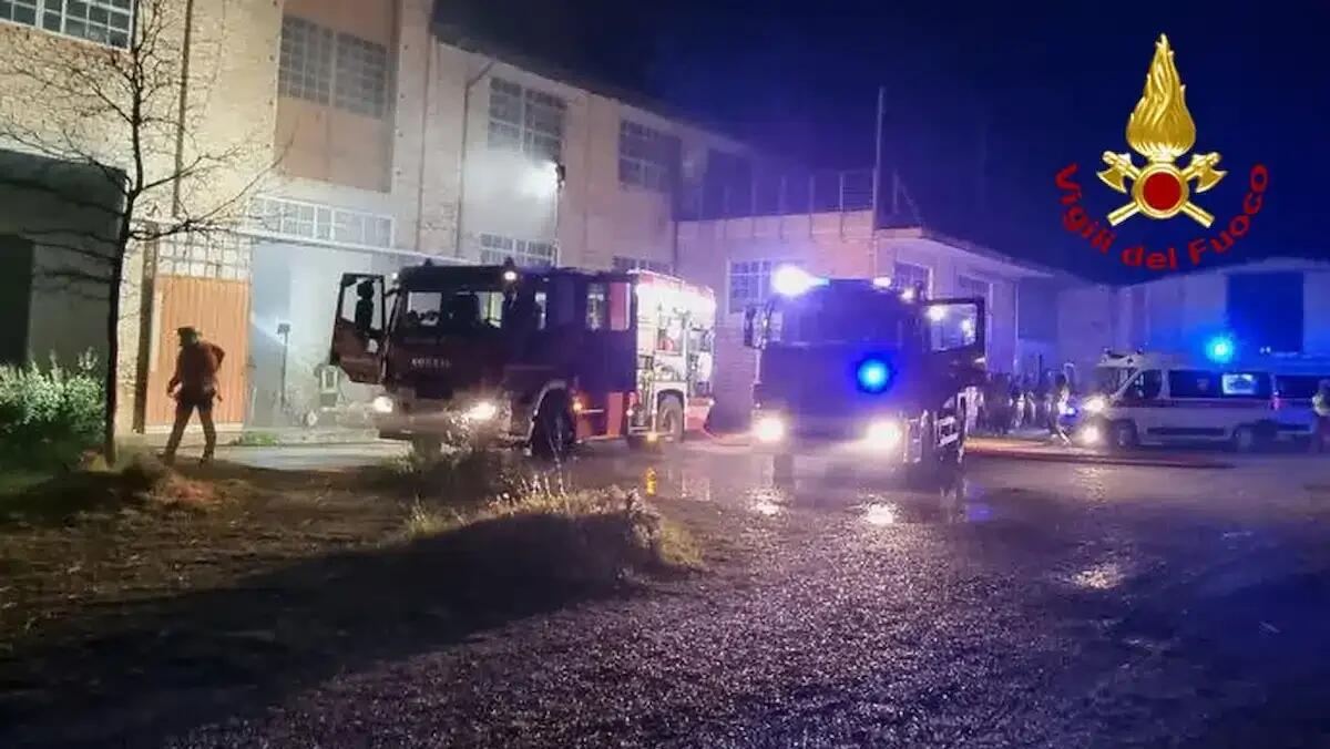Incendio a Flambruzzo, fiamme in una comunità: evacuate dodici persone, quattro feriti - 