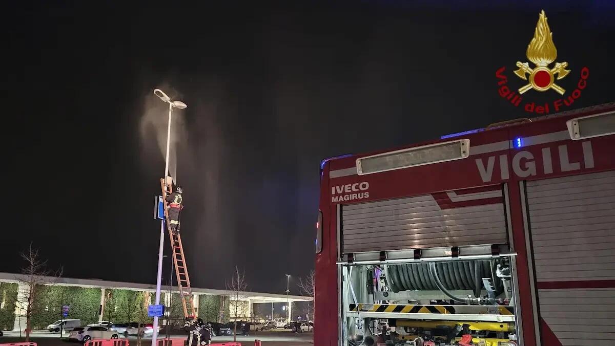 Attimi di panico al centro commerciale "Le Centurie": prende fuoco un palo dell'illuminazione in parcheggio - 