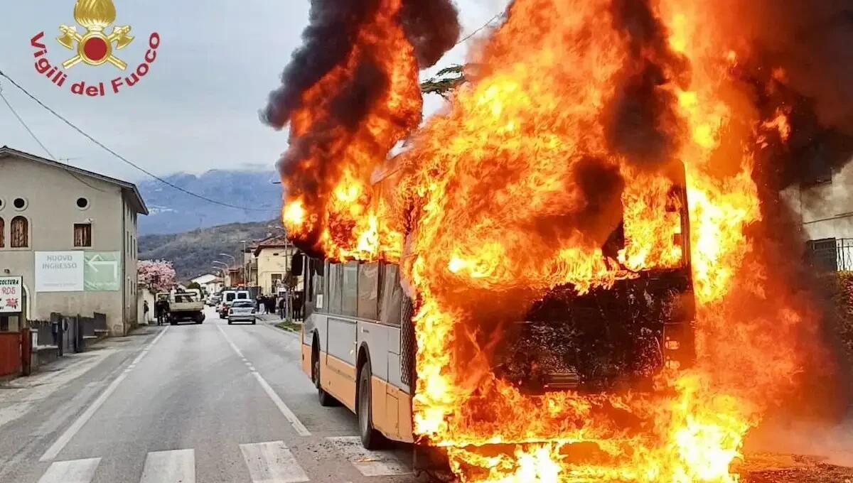 Fa scendere gli studenti prima che l'autobus prenda fuoco: autista evita il peggio, mezzo divorato dal rogo - 