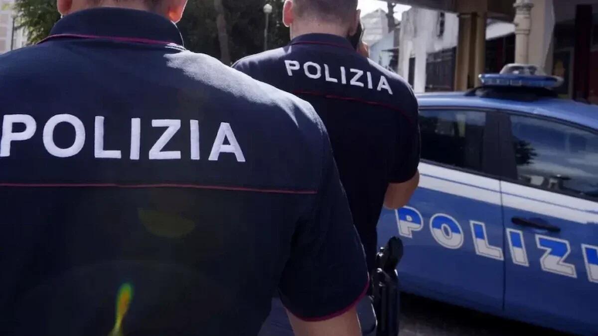 Evade dagli arresti domiciliari, poi aggredisce gli agenti con calci e pugni: arrestato un 27enne - 