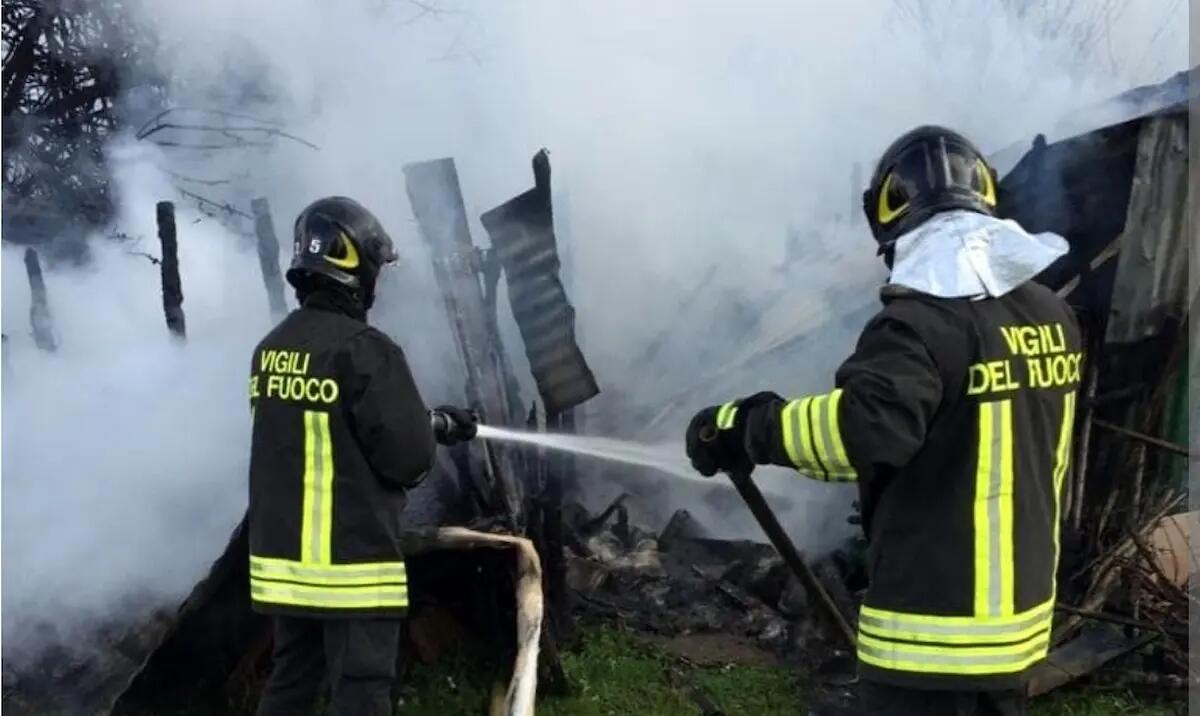 Legnaia inghiottita dalle fiamme, salvata un'automobile: ingenti danni, nessun ferito - 
