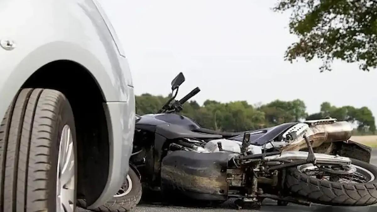Scontro tra un'auto e una moto, motociclista trasportato in ospedale: traffico deviato - 