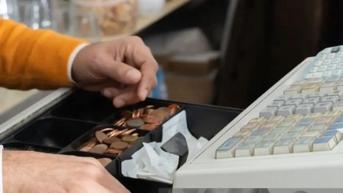 Ruba contanti in un negozio per saldare il debito con il pusher: 56enne arrestato - 