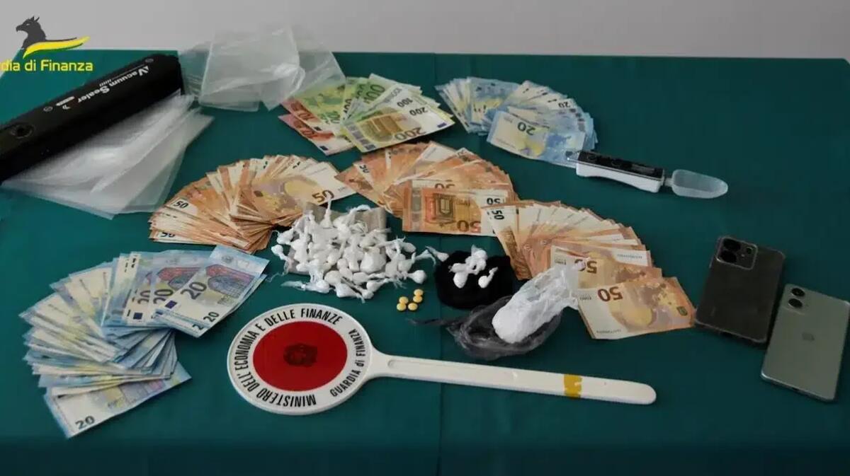 Durante un controllo stradale consegna sei dosi di droga, in casa ne nascondeva oltre 40: arrestato - 
