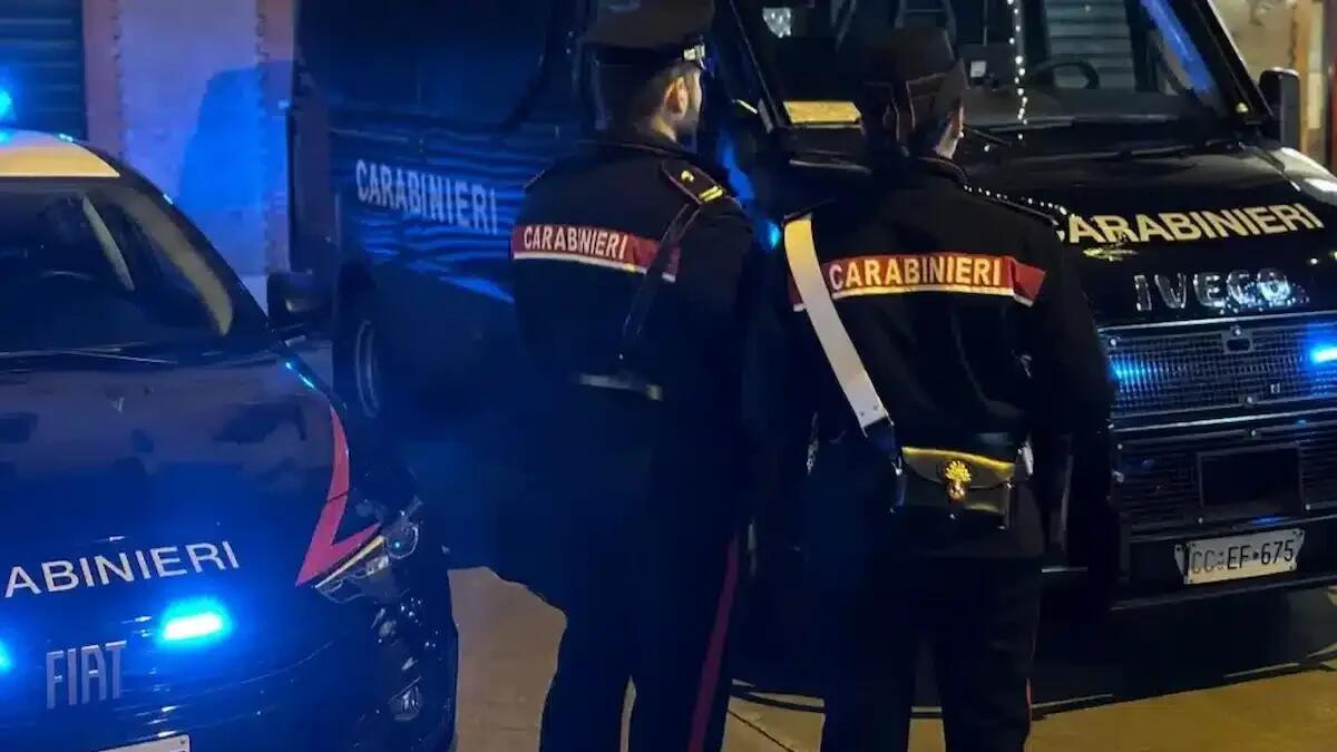 Carabinieri tentano di sedare una lite, ma vengono aggrediti: arrestato un 19enne con precedenti - 