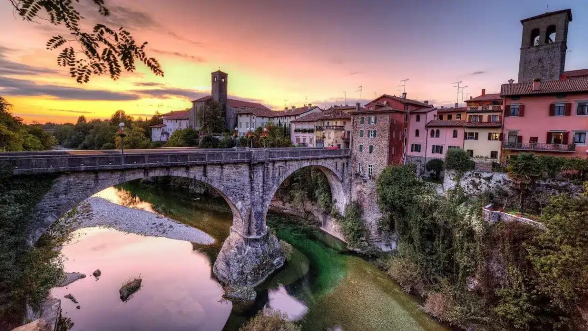 Un mistero avvolge il ponte di questo borgo friulano: la leggenda che incuriosisce i visitatori - 