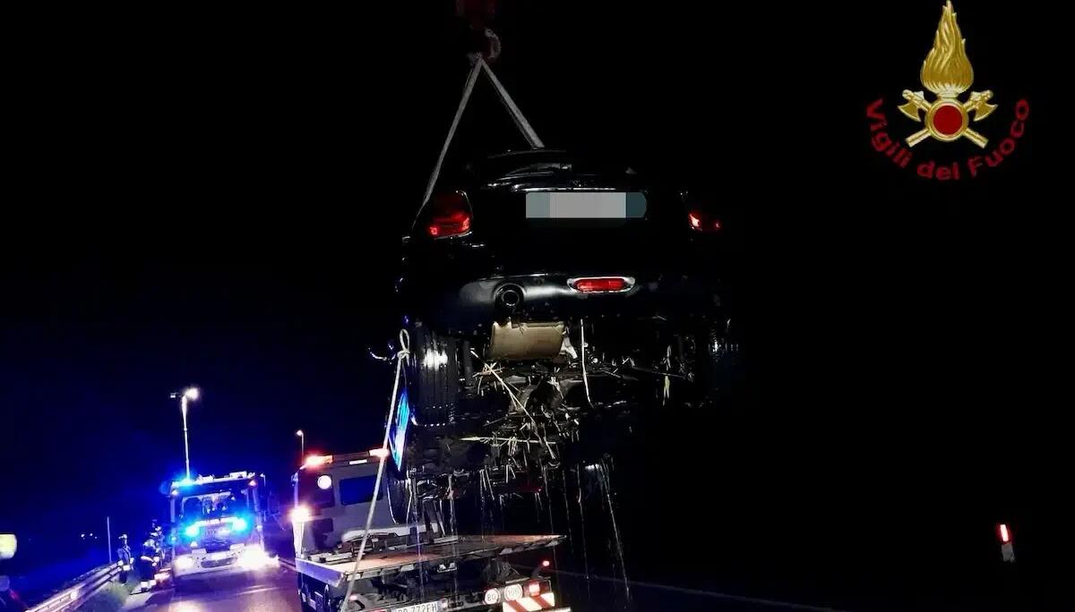 Sbaglia la manovra di parcheggio e finisce nel canale: 25enne estratta dall'auto semisommersa - 