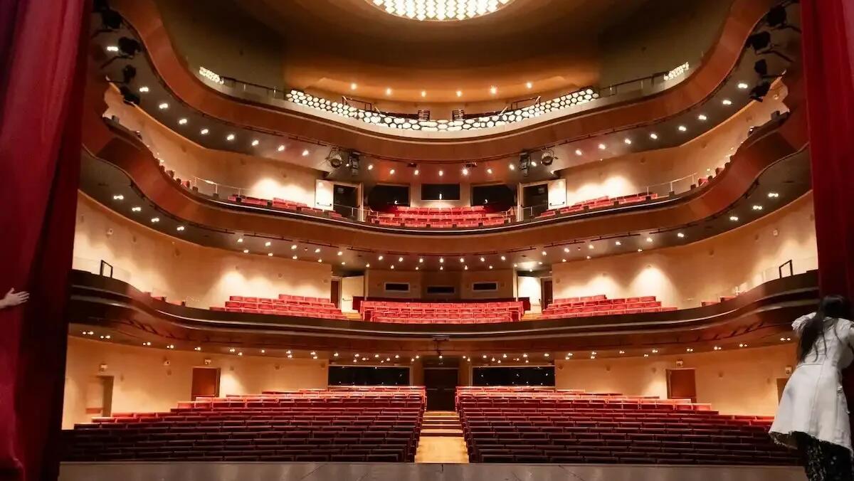 Visita teatralizzata al Teatro Verdi di Pordenone: scoprire la storia e i segreti del palcoscenico - 