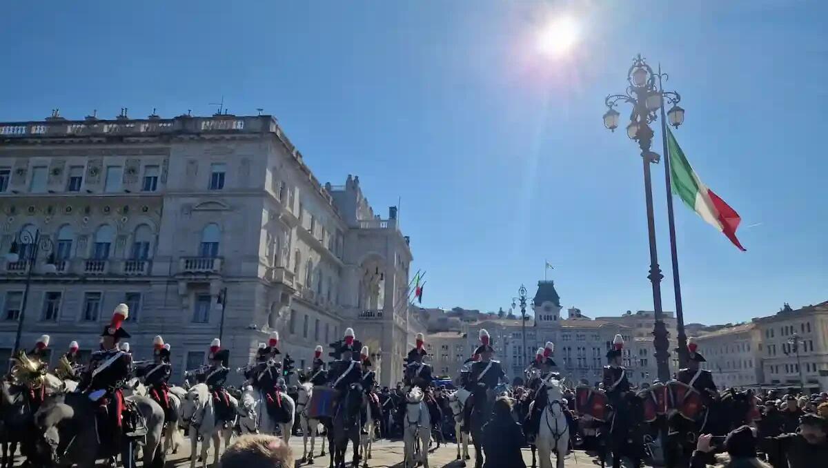 Trieste celebra la Vespucci e la nave Trieste, incontro tra storia e futuro con un alzabandiera memorabile - 