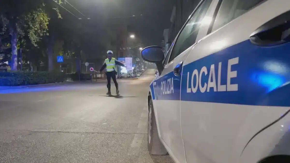 Controlli stradali intensificati, scoperti illeciti: scattano 2 denunce, confisca dei mezzi e multe salate - 