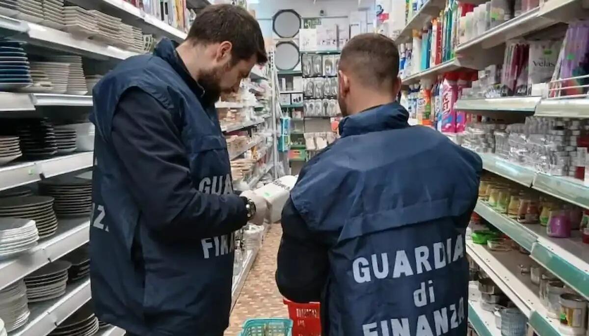Controlli di Carnevale: confiscati quasi 30mila articoli non sicuri, multe salatissime - 