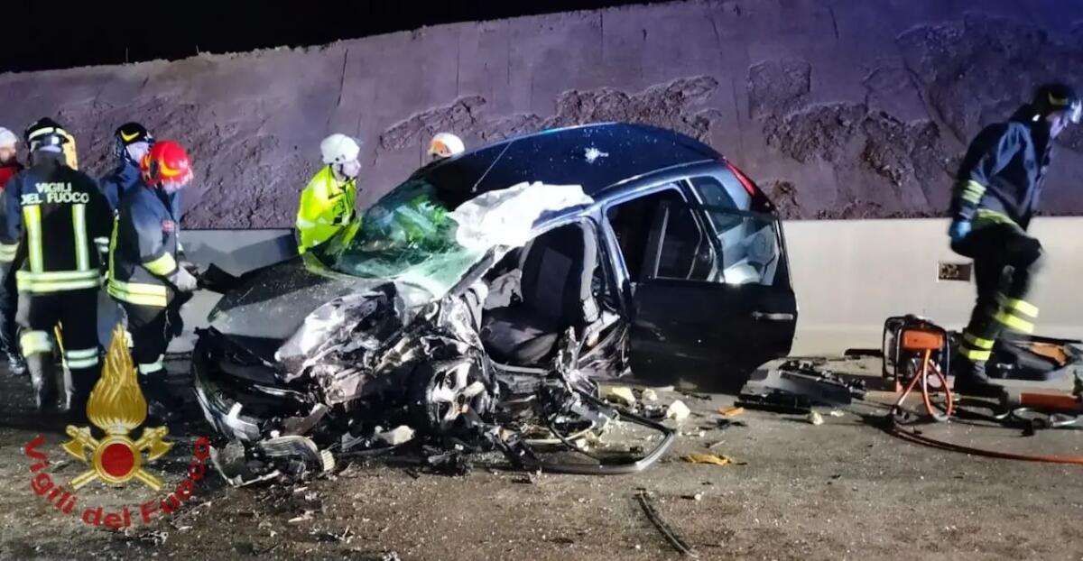 Tremendo scontro frontale nella notte tra due auto: quattro feriti, due persone incastrate - 