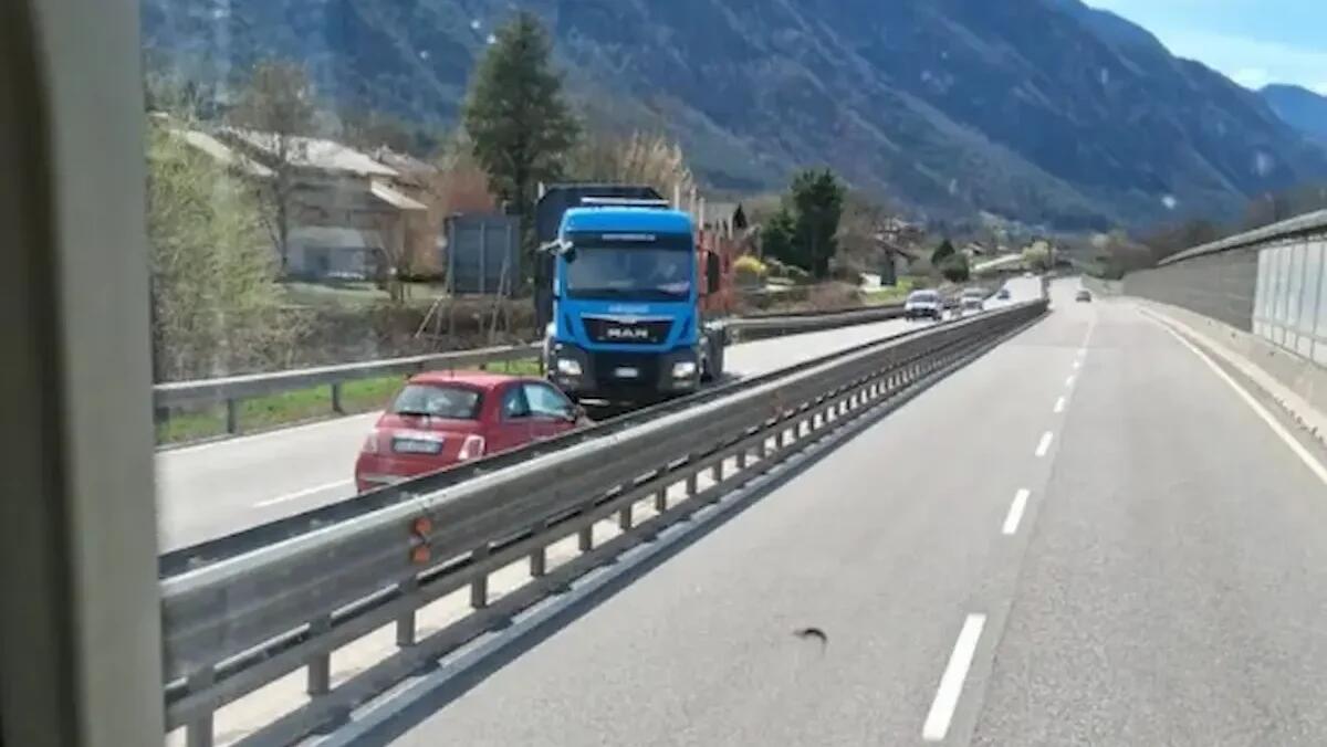 Mette il suo tir di traverso e ferma un'auto in contromano: la manovra coraggiosa di Sara De Bastiani - 