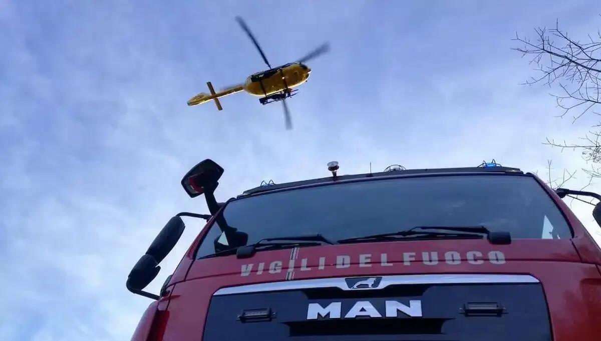 Violento scontro tra auto e furgone: veicoli ribaltati, due feriti, uno grave. Necessario l'elicottero - 