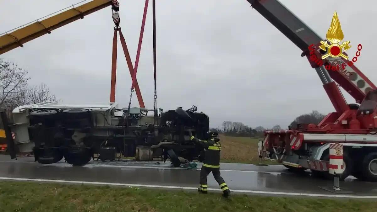 Camion compattatore si ribalta, estratto l'autista rimasto bloccato nella cabina - 