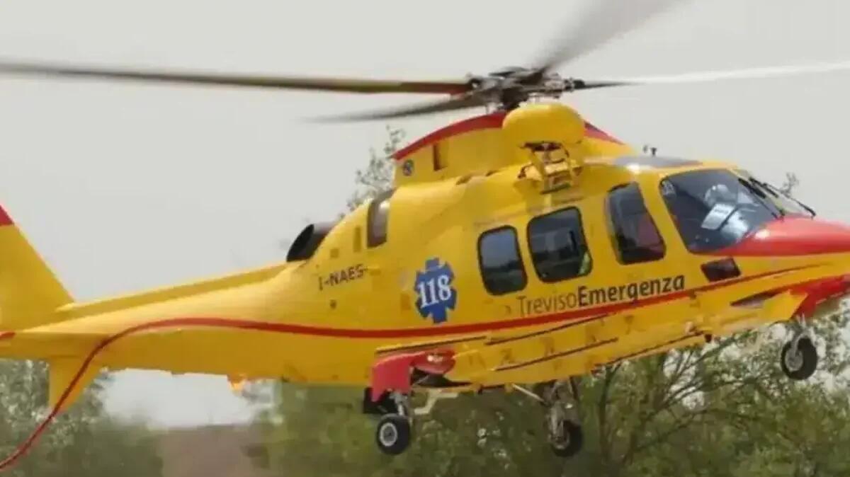 Furgone Amazon taglia la strada a motociclista: grave 60enne elitrasportato in ospedale - 