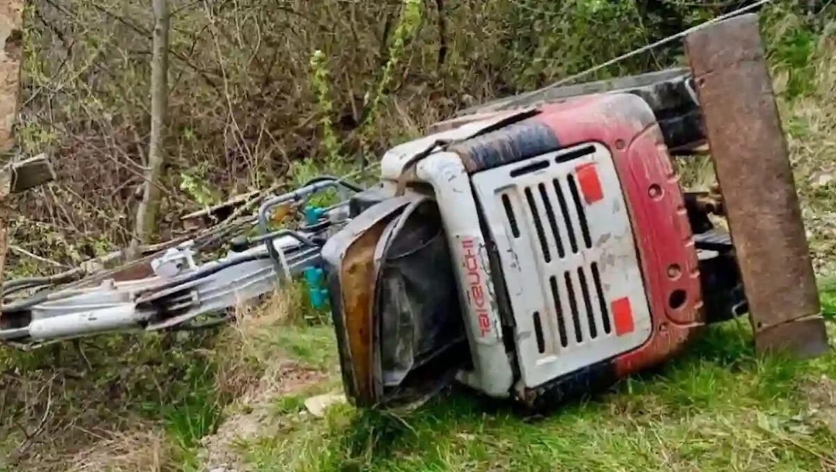 Momenti di paura per un operaio che rimane incastrato sotto un escavatore: liberato e trasportato in ospedale - 
