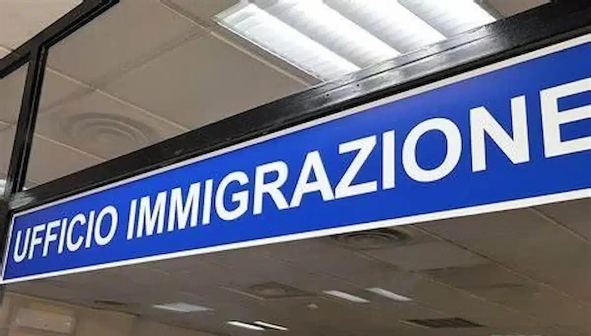 Pregiudicato, senza dimora fissa e irregolare: espulso dal territorio nazionale un 22enne colombiano -