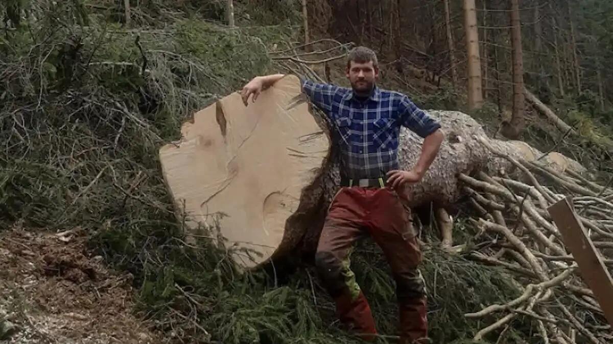 Grosso masso si stacca dalla parete e colpisce un giovane durante il lavoro: Peter muore a soli 23 anni -